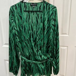 Women’s wrap top - size 3x